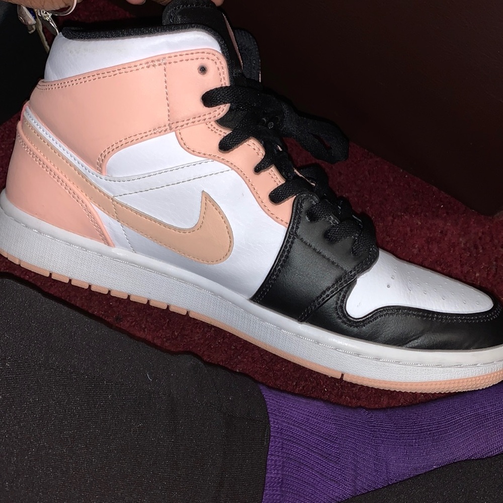 Jordan 1 Mids Crimson Tint
